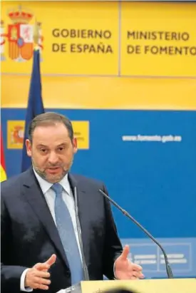  ??  ?? El ministro de Fomento, José Luis Ábalos, ayer en rueda de prensa.