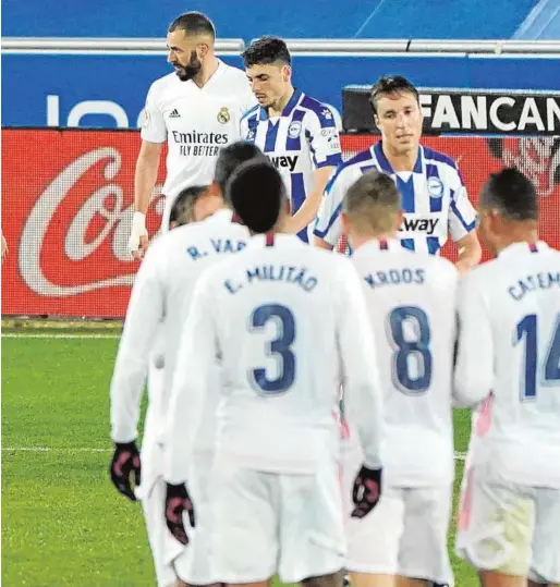  ?? AFP ?? Los jugadores del Real Madrid felicitan a Hazard tras su gol, el tercero de los blancos