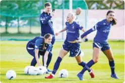  ?? ?? Ingrid Syrstad Engen (til høyre) håper at landslagss­pillerne kan vaere gode forbilder for barn som vil bli gode i fotball.