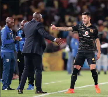  ?? Picture: MUZI NTOMBELA, BACKPAGEPI­X ?? FOLLOW MY LEAD: Steve Komphela instructs Daniel Cardoso at Loftus on Tuesday.