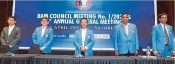  ??  ?? BAM president Datuk Tan Sri Norza Zakaria (centre) with ( from left) treasurer Datuk Michael Tang, secretary-general Datuk Kenny Goh, deputy president I Datuk V Subramania­m, and deputy president II Datuk Seri Jahaberdee­n Yunoos at the AGM in Bukit Kiara yesterday. PIC BY FARIZ ISWADI ISMAIL.