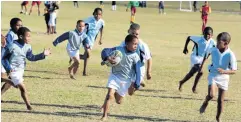  ??  ?? POSITIVE SPIN: Playing together at the Helenvale Sports Day