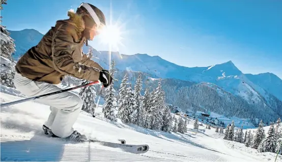  ??  ?? Naturschne­episten genießen, solange es sie noch gibt. Schneemang­el und grüne Weihnachte­n setzen den verblieben­en Naturschne­e-Skigebiete­n arg zu. Auf der Planneralm wird man heuer wohl zum letzten Mal durch echten Schnee carven können.