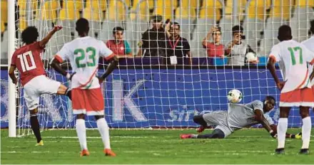  ?? REUTERS PIC ?? Niger keeper Daouda Kassaly saves a penalty from Egypt’s Mohamed Salah (left) in the African Nations Cup Qualifier on Saturday.