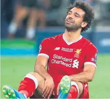  ??  ?? INFORTUNIO. El delantero Salah, del Liverpool, se lesionó en la final de Champions frente a Real Madrid.