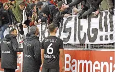  ?? FOTO: IMAGO ?? Die Leverkusen­er Fans sind mit ihrer Mannschaft nicht zufrieden – und fordern den Rauswurf von Trainer Roger Schmidt.