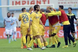  ??  ?? Esultanza Con i gol di Ciofani e Ariaudo il Frosinone festeggia il primo posto