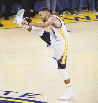  ?? Carlos Avila Gonzalez / The Chronicle ?? The Warriors’ Stephen Curry is kicking it during the turning-point third quarter of Game 1.