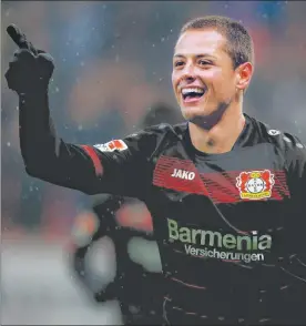  ??  ?? Javier Chicharito Hernández celebra su segunda anotación contra el Eintracht Frankfurt en el partido disputado en el BayArena ■ Foto Afp