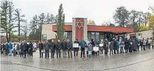  ?? FATIMA SAJAN ?? Temple Har Zion in Thornhill was the site of one of seven demonstrat­ions of solidarity Saturday.