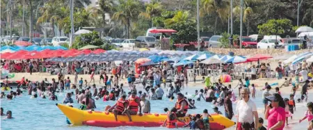  ?? MARTÍN GÓMEZ/ EL SOL DE ACAPULCO ?? Bañistas están en riesgo de contraer una enfermedad infectocon­tagiosa en Acapulco