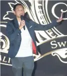  ?? ALLEX QOMARULLA/JAWA POS ?? BINTANG TAMU: Stand-up comedian Ernest Prakasa menghibur para undangan.