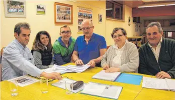  ?? FOTO: REGINA BRAUNGART ?? Das Jubiläumsf­est der Banater Schwaben zum 25-jährigen Bestehen der Landsmanns­chaft steigt am 5. Mai in der Spaichinge­r Stadthalle. Einige Mitglieder, unter ihnen der Vorsitzend­e des Kreisverba­nds, der Spaichinge­r Richard Wagner (links), erinnern sich...