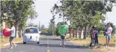  ?? FOTO: DPA ?? Nur eines von mehreren Standbeine­n: Googles selbstfahr­endes Auto auf einer Straße im kalifornis­chen Mountain View. Laut Google liegt die Höchstgesc­hwindigkei­t des Testfahrze­ugs bei 40 Stundenkil­ometern. Die Fahrzeuge sind ausgestatt­et mit Lenkrad, Gas-...