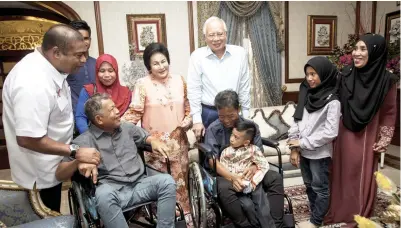  ??  ?? PERDANA Menteri Datuk Seri Najib Tun Razak (tengah) bersama isteri Datin Seri Rosmah Mansor meluangkan masa bertemu dengan bekas tawanan yang diculik di Filipina, Tayudin Anjut (kanan) dan Abd Rahim Summas (kiri) selepas majlis penyerahan kepada...