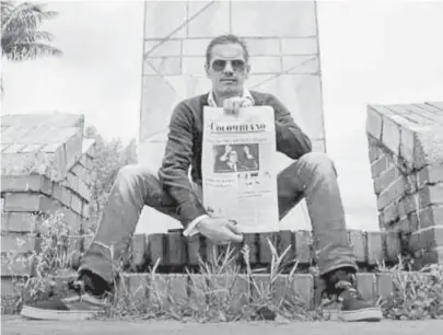  ?? / Archivo particular ?? Jorge Lara Restrepo sentado frente al monumento de su padre, pidiendo justicia.