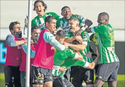 ??  ?? Los jugadores del Betis celebran el golazo de falta anotado por Fekir en Balaídos.