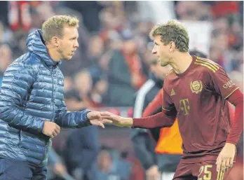  ?? FOTO: SAMMY MINKOFF/IMAGO ?? Im Champions-League-Heimspiel gegen Viktoria Pilsen muss Julian Nagelsmann (links) auf Angreifer Thomas Müller verzichten, der sich zum dritten Mal mit Corona infiziert hat.