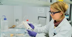  ??  ?? In laboratori­o Elena Argiriadis al lavoro mentre analizza la stalagmite