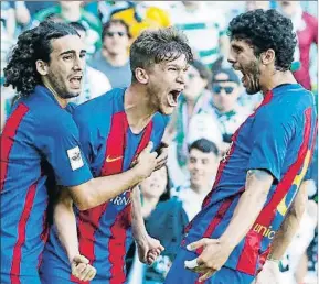  ?? FC BARCELONA ?? Cucurella, Cardona y Aleñá celebran uno de los dos goles del delantero