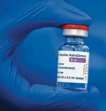  ?? Foto: Robert Michael, dpa ?? Corona‰Impfstoff von AstraZenec­a: „Die Experten schauen sich die Fälle ganz genau an.“