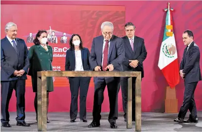  ?? ESPECIAL ?? AMLO y los titulares de SRE, Salud y Hacienda, en la firma con farmacéuti­cas.