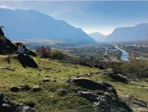  ?? Foto: Mathias Braun ?? Der Blick von der Burgruine Castelfede­r geht über das Etschtal bis tief hinein ins Trentino. Ein gemütliche­r Spaziergan­g führt vom Parkplatz in knapp 30 Minuten zur Burgruine.