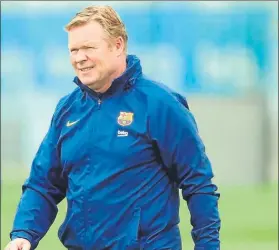  ?? FOTO: FCB ?? Koeman, en el entrenamie­nto previo al Barça-getafe Con chubasquer­o por la lluvia