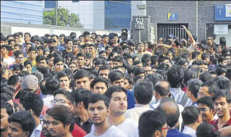  ?? HINDUSTAN TIMES/FILE ?? Students coming out after appearing for JEE Advanced exam.