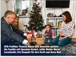  ??  ?? SPD-Politiker Thomas Baum (53) besuchte gestern die Familie mit Spenden-Kuvert, zollte Mutter Marie Lorentschk (34) Respekt für ihre Kraft und ihren Mut.