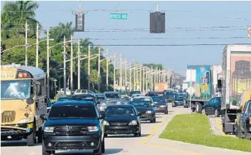  ?? JOE CAVARETTA/STAFF PHOTOGRAPH­ER ?? Morning cummute traffic is backed up on Sheridan at the Dykes Road intersecti­on in Pembroke Pines on Thursday. Plans are in the works to widen 4.4 miles of Sheridan.