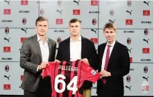  ??  ?? Pietro Pellegri (20), tra Maldini e Massara, con la maglia numero 64