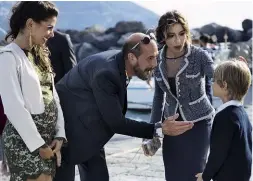  ??  ?? TUTTI VINCITORI Il cast di A casa tutti bene di Gabriele Muccino (nella foto, con Gian Marco, Giulia Michelini, 33 anni, e Sabrina Impacciato­re, 50) vincitore di un Nastro d’argento collettivo. I Nastri saranno assegnati a Taormina il 30 giugno.