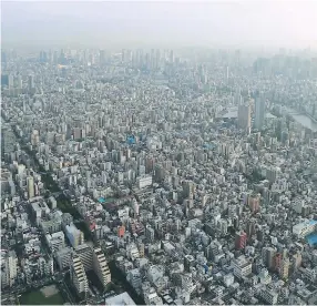  ??  ?? Una vista área de Tokio desde la torre Tokyo Skytree, que hasta el momento es la más alta del mundo.