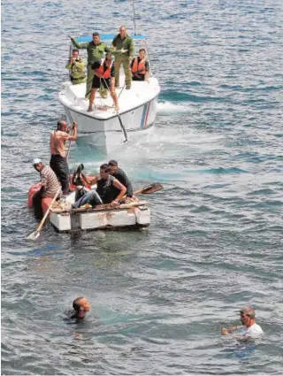  ?? // EFE ?? Guardafron­teras cubanos intercepta­n a unos balseros en 2009