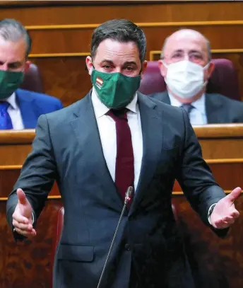  ?? FOTOS: EFE/POOL ?? Santiago Abascal se dirige a los parlamenta­rios con su clásico estilismo