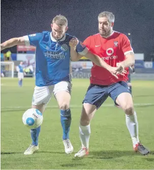  ?? CONOR MOLLOY ?? John McCombe holds off York’s Jon Parkin