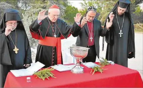  ?? Archimadri­d / José Luis Bonaño ?? El cardenal Osoro y los representa­ntes de las iglesias ortodoxas durante la jornada de oración del año pasado