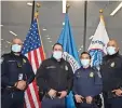  ??  ?? Los oficiales de CBP, que son técnicos médicos de emergencia certificad­os