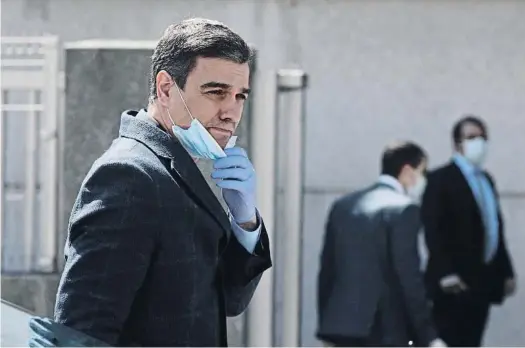  ?? EDUARDO PARRA / EP ?? Pedro Sánchez, con mascarilla, abandonó ayer su reclusión en la Moncloa para visitar una fábrica que ahora produce respirador­es