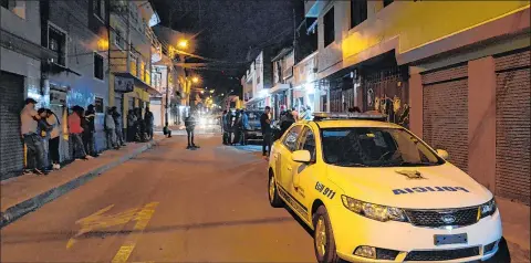  ?? Fotos: Gustavo Guamán y Cortesía / EXTRA ?? Según los moradores del sector, la víctima llegó a vivir hace tres meses en el barrio La Playa, en el centro del cantón.