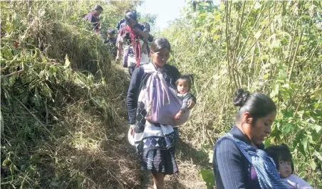  ??  ?? Mujeres desplazada­s lamentan permanecer en el monte con sus hijos, pues sufren por el clima, además de la falta de alimentos y servicios de salud.