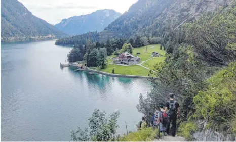  ?? FOTO: CHRISTIANE WOHLHAUPTE­R ?? Die dritte Etappe führt am Achensee entlang. Wer eine Einkehrpau­se wünscht, hat bei der Gaisalm Gelegenhei­t.