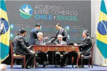  ??  ?? Oficial. Piñera (E) e Temer em cerimônia em Santiago