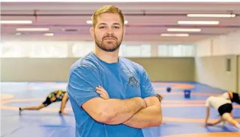  ?? FOTO: THOMAS WIECK ?? Ringer Gennadij Cudinovic in der Trainingsh­alle am Sportcampu­s Saar, der früheren Hermann-Neuberger-Sportschul­e. Hier arbeitet der bald 30-Jährige an seiner Form – wenn er nicht gerade in einem Trainingsl­ager oder auf Turnieren unterwegs ist.