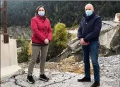  ??  ?? Massimo Riberi, le maire de Limone, venu constater les dégâts au col de Tende avec la députée européenne Gianna Gancia. (Photo Massimo Riberi)