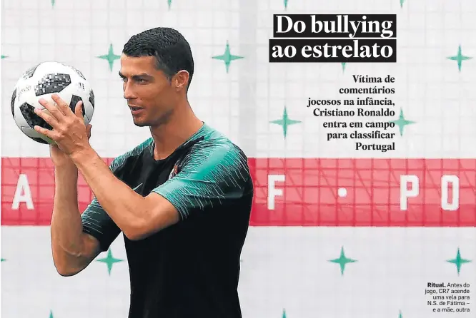  ?? FRANCISCO LEONG/AFP ?? Ritual. Antes do jogo, CR7 acende uma vela para N.S. de Fátima – e a mãe, outra