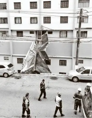  ?? Danilo Verpa/folhapress ?? Passarela destruída do edifício Norma, na rua Nicolau de Sousa Queirós, na Vila Mariana (zona sul); prédio foi interditad­o pela Defesa Civil após queda de muro