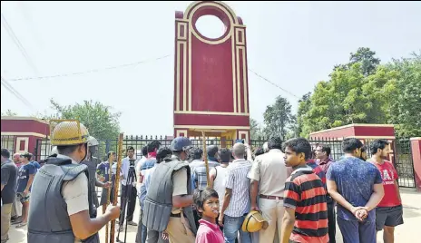  ?? SANJEEV VERMA/HT PHOTO ?? Parents gather outside Ryan Internatio­nal School, Bhondsi. An 8yearold was found dead with his throat slit inside the school on Friday morning.