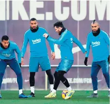  ??  ?? GENIO. Leo Messi controla un balón durante un rondo ante varios de sus compañeros en el entrenamie­nto de ayer.